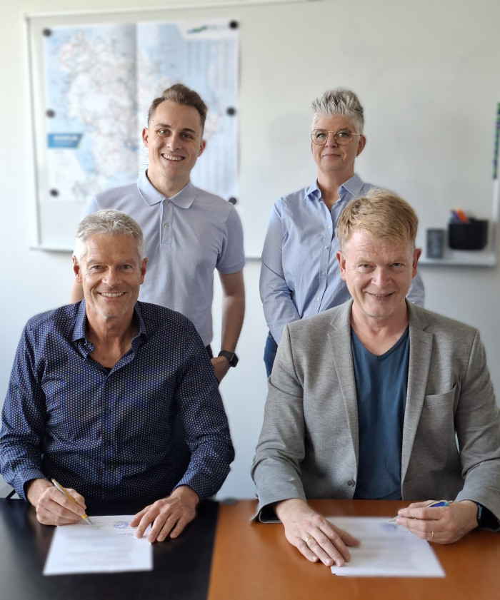 Torsten Uhlendorff, Julius Haubrich, Michaela Becker, Stephan Börger vlnr HF.jpg Elektromobilität startet im Regionalverkehr 